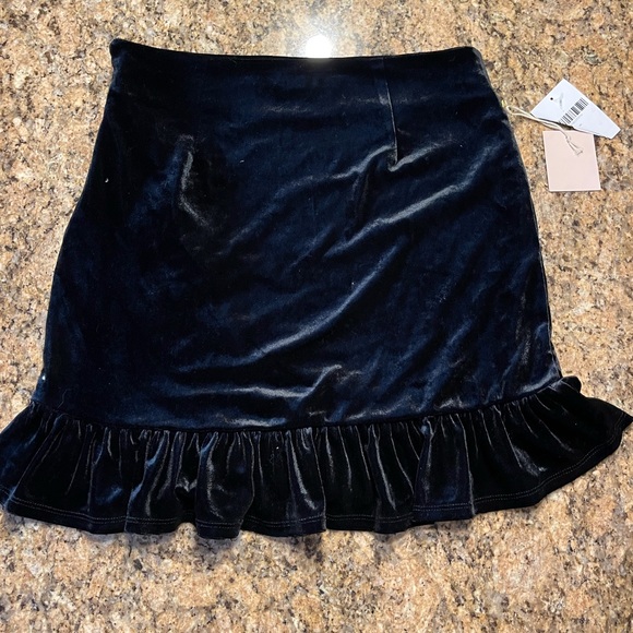 NEW Forever 21 Velvet Black Skirt Size Large - Picture 4 of 4